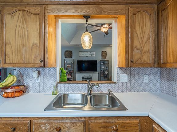 5th image of 4814 Royal Oak Dr