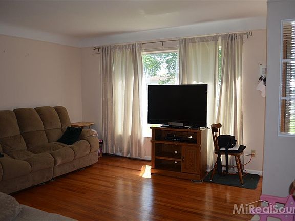 5th image of 28906 Grant St
