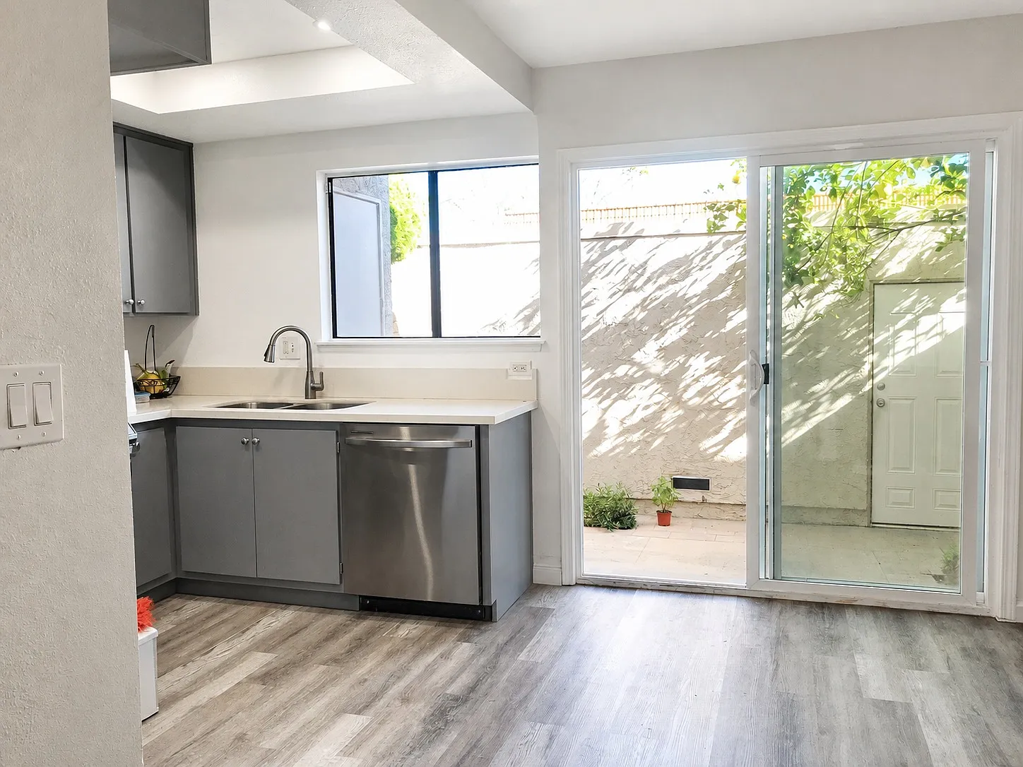 2 bed, 2.5 bath, 1140 sqft, $3,700 — Photo 3