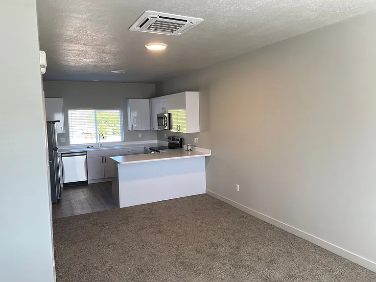560 S Main St — Photo 15