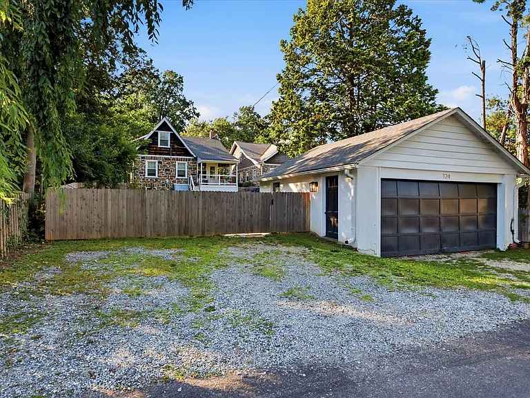 124 Price St — Photo 25