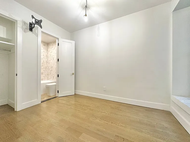 961 Seneca Ave #1F — Photo 5
