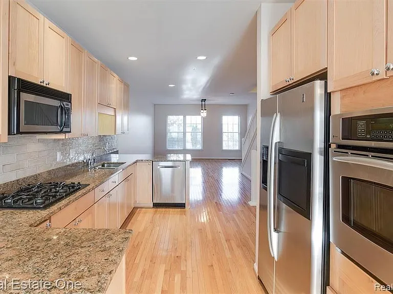 536 Graten St — Photo 4