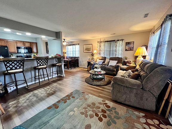 4th image of 438 Williamsburg Ln #B