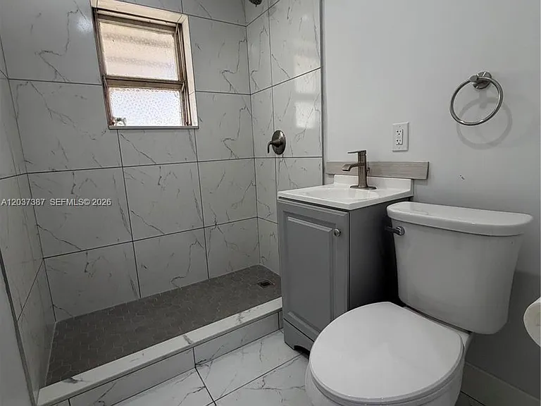 405 SE 23rd St #1 — Photo 8