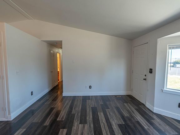 4th image of 701 SW 23rd St