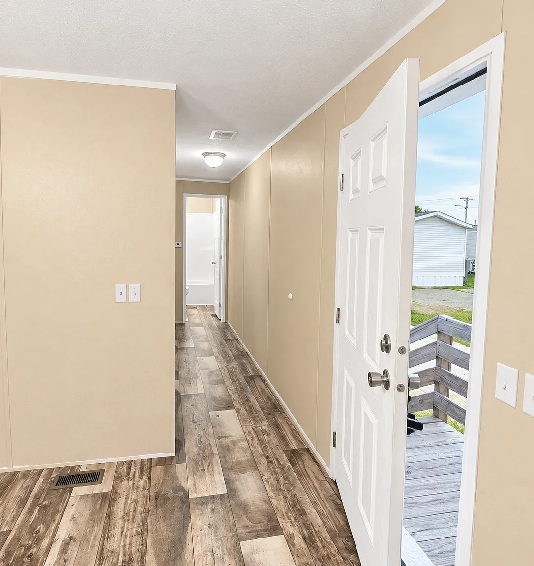 3 bed, 896 sqft, $995 — Photo 2
