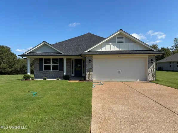327 Cardinal Ln, Senatobia, MS 38668