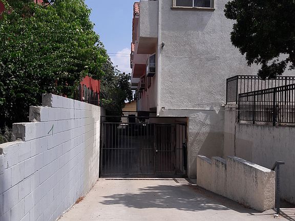 2nd image of 626 N Mariposa Ave APT B