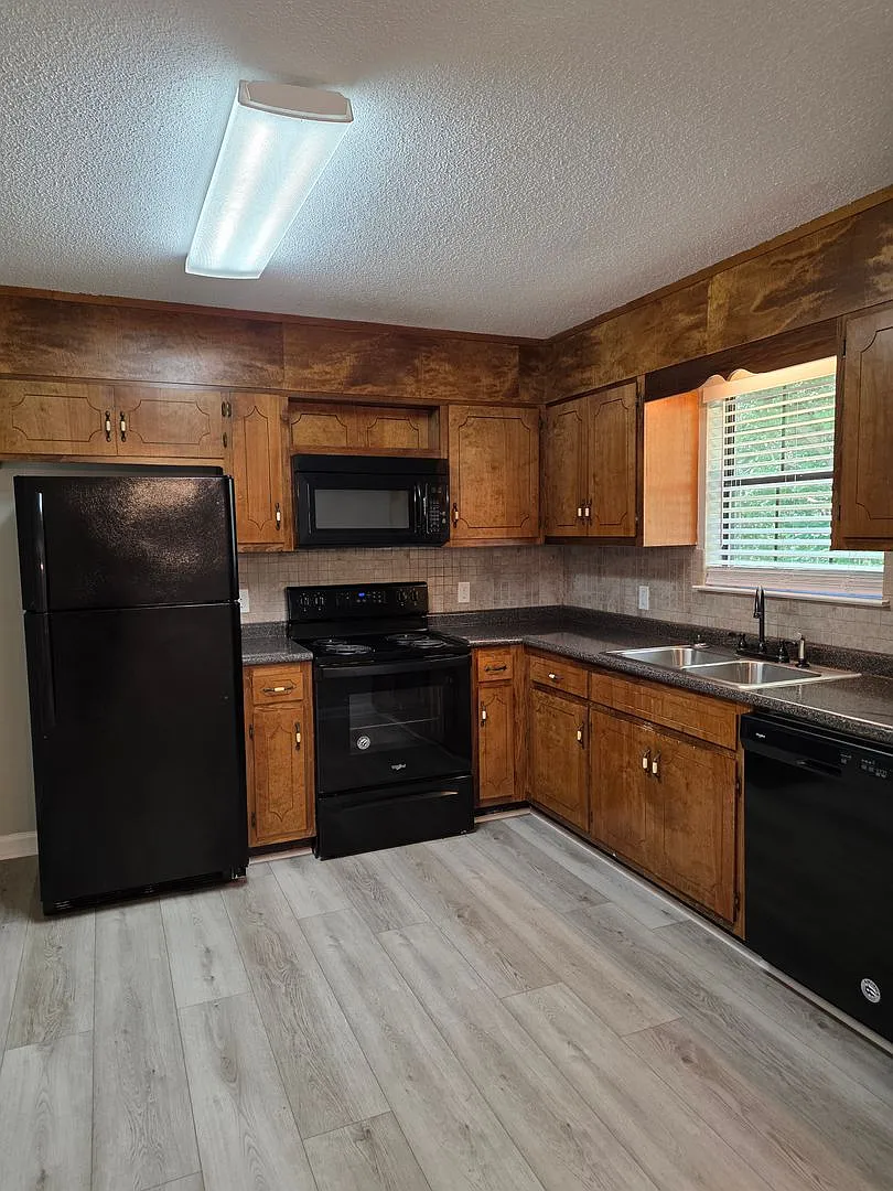 Coming Soon! Don't Miss This 3 Bedroom, 2 Full Baths In Ringgold With Garage, Large Deck — Photo 4
