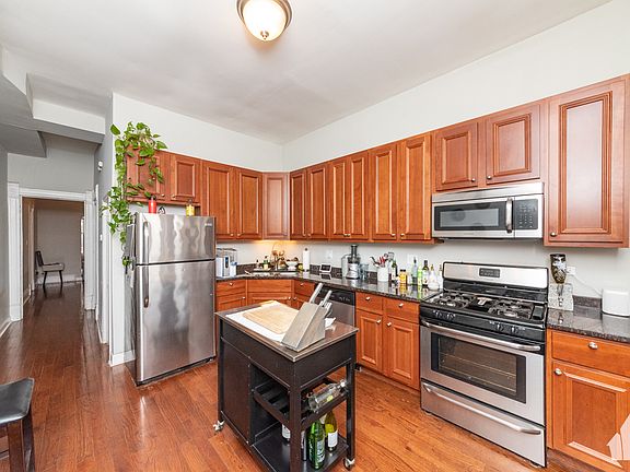 4th image of 1471 W Erie St #1