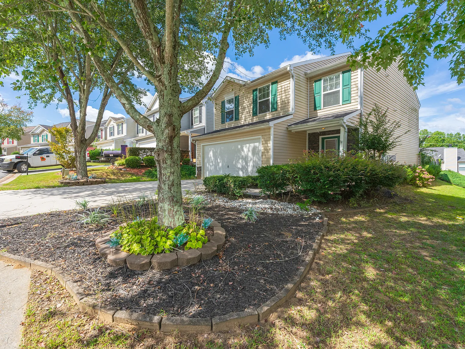 3 bed, 2.5 bath, 1900 sqft, $2,150 — Photo 3