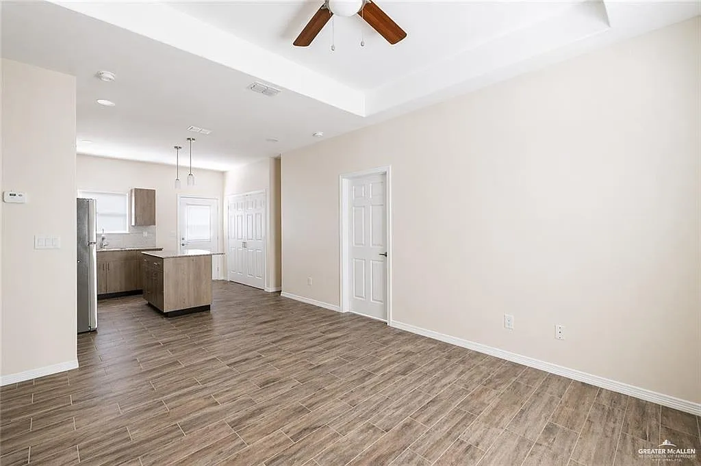 3 bed, 2.0 bath, 1050 sqft, $1,100 — Photo 2