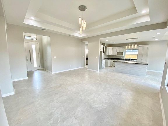 3rd image of 6963 Heritage Oak Dr