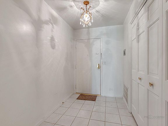 3rd image of 90 Franklin Pl E APT 211