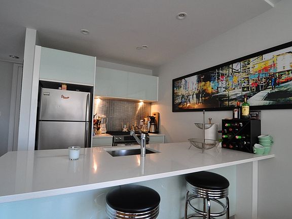 4th image of 527 Lincoln Pl APT 402