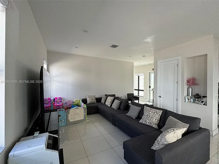 8283 NW 47th Ln — Photo 2