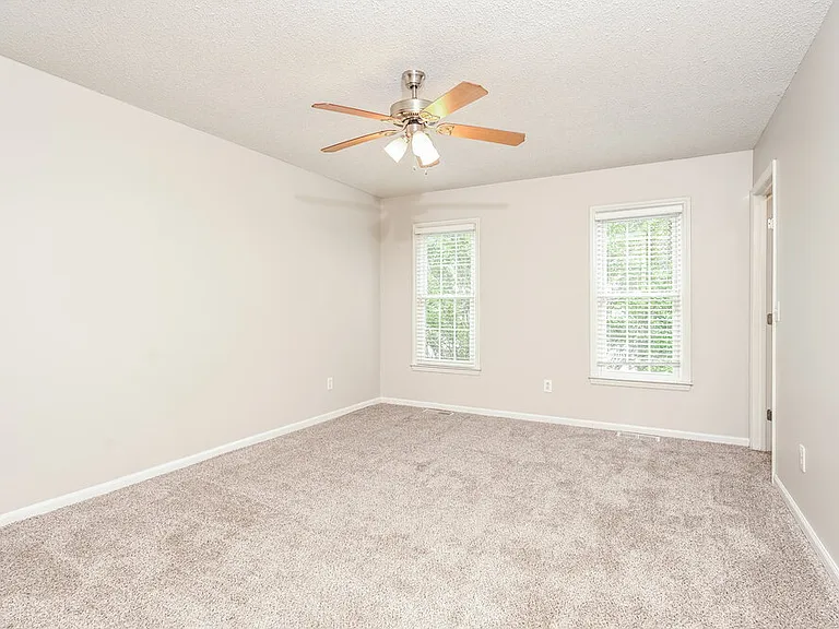 221 Guinevere Ct — Photo 10