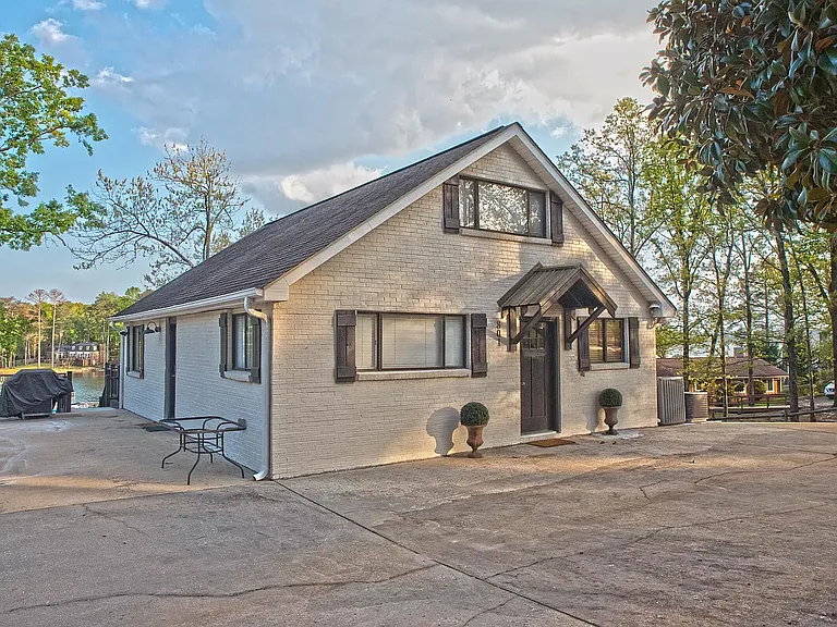 801 Holiday Dr — Photo 1