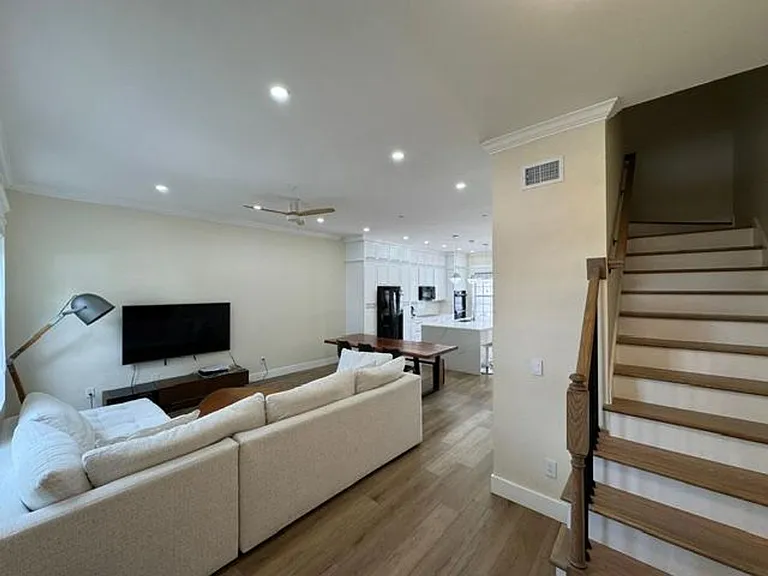 537 Campus St — Photo 2