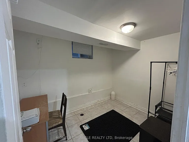 568 Oakwood Ave #BASEMENT — Photo 11