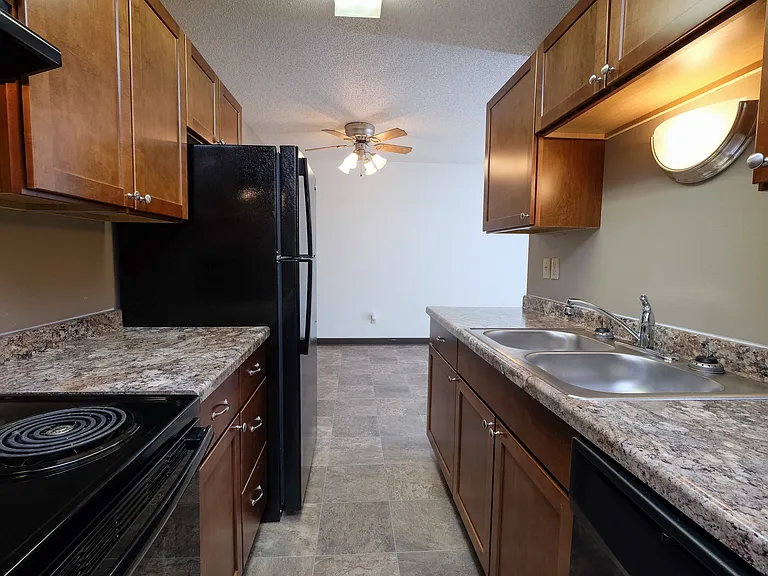 Fargo, ND Carlton Place Apartments | Kitchen