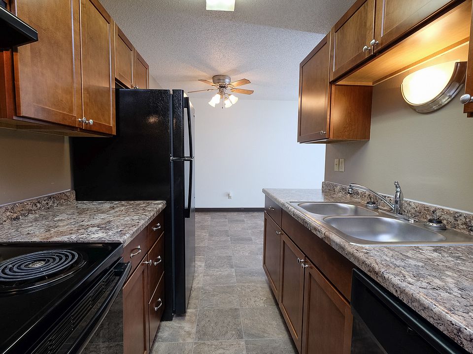 Fargo, ND Carlton Place Apartments | Kitchen