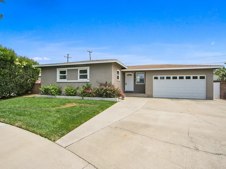 785 N Victoria Dr — Photo 1