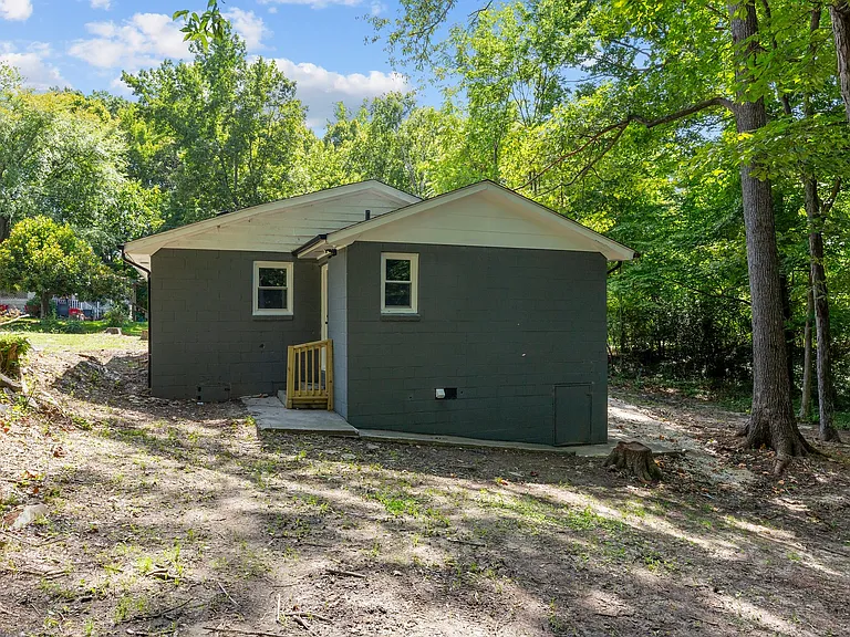 1424 Springbrook Dr — Photo 2
