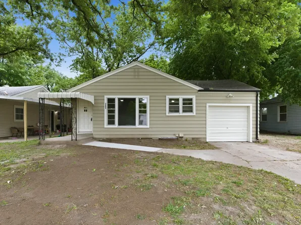 3005 E Southfork Ct, Wichita, KS 67216
