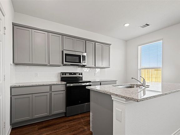 3rd image of 808 Stoney Point Ln