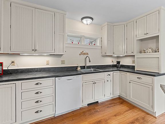 3rd image of 196 E Main St #5