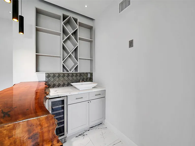 2206 Saxon Dr — Photo 20