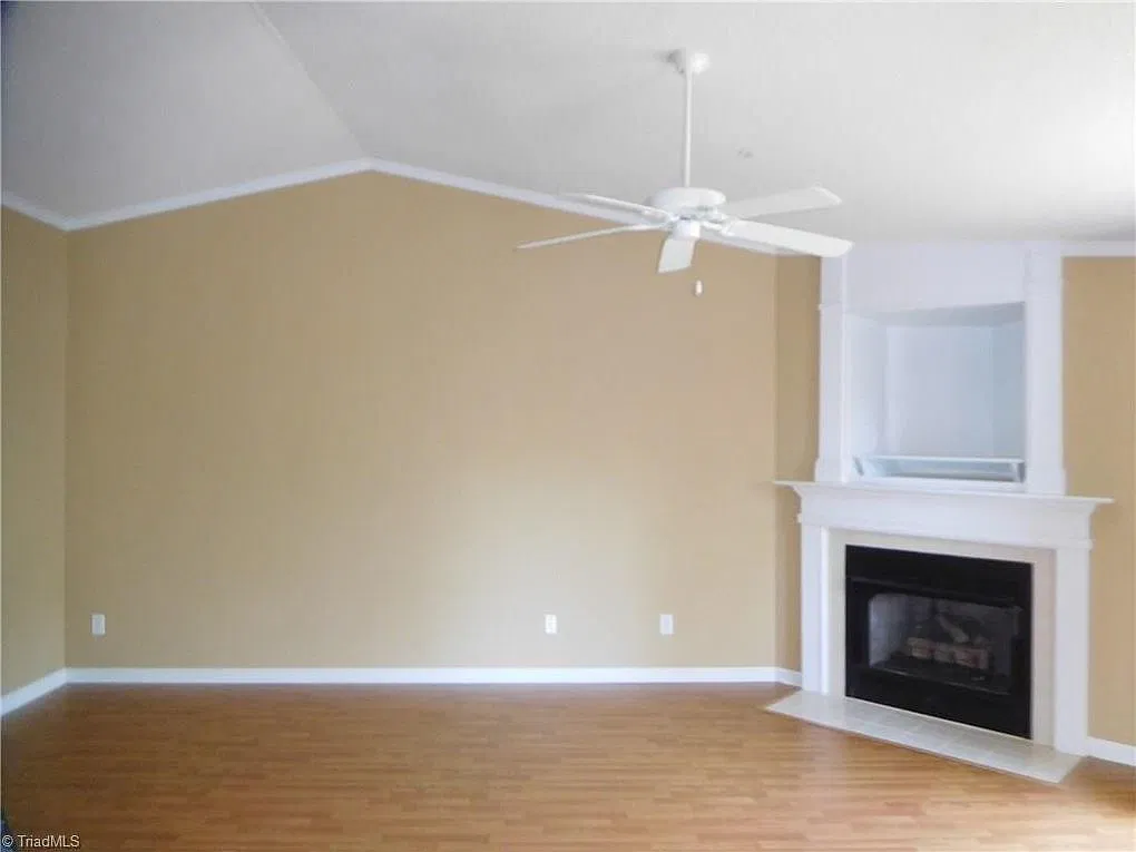 Ready To Move In! 2 Beds 2 Baths! — Photo 4