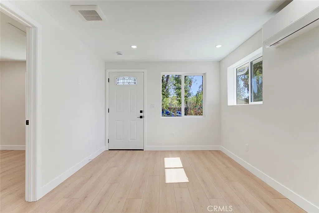 1 bed, 450 sqft, $2,100 — Photo 3