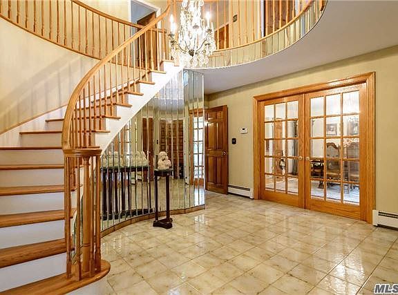 3rd image of 140 Highwood Cir