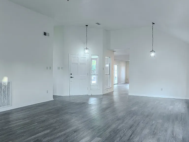 3 bed, 1880 sqft, $1,900 — Photo 3