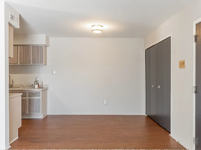 Farmington View Apartments - Farmington Hills, MI — Photo 10