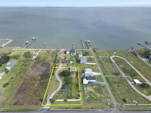 2222 E Bayshore Dr, Dickinson, TX 77539