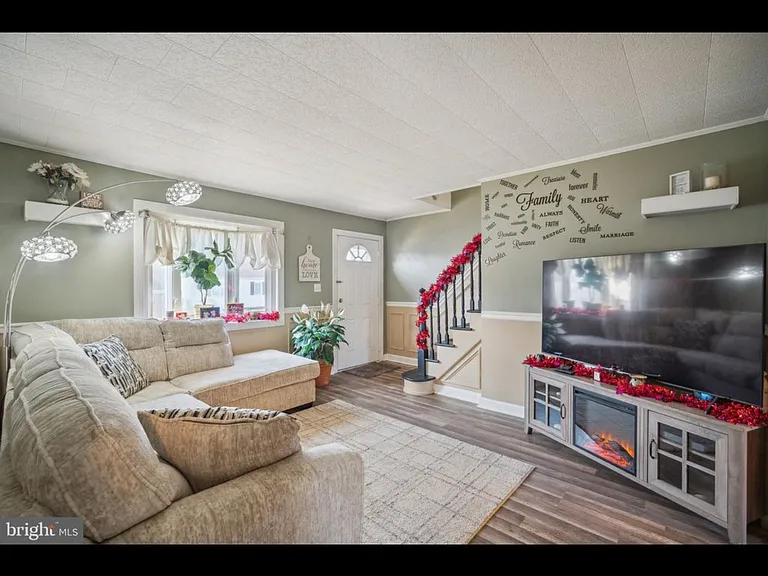 1133 Jefferson Ave — Photo 2