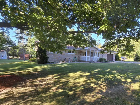 3006 S Sand Dunes Dr, Hillsdale, MI 49242