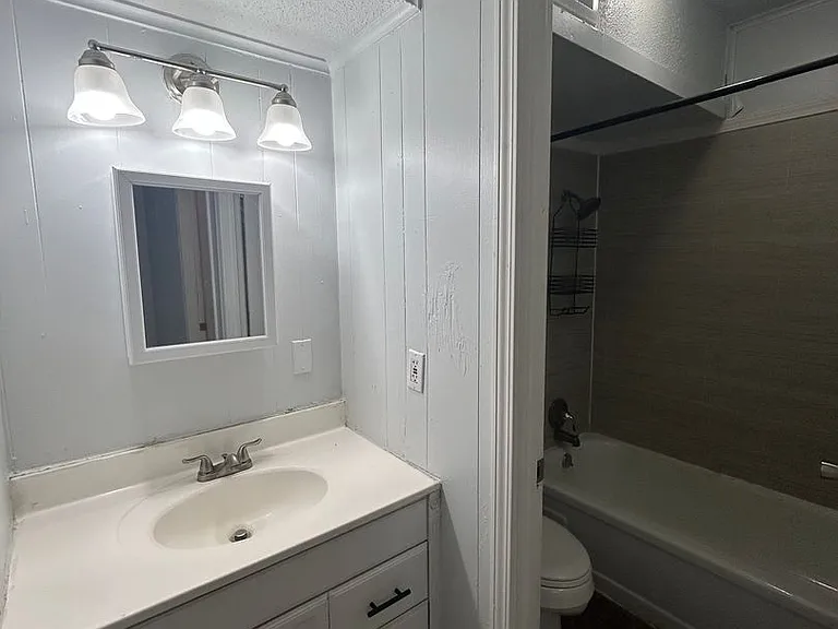 969 W Holly St — Photo 7
