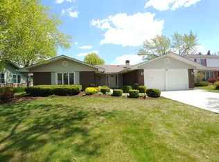 1323 Bladon Rd, Schaumburg, IL 60195