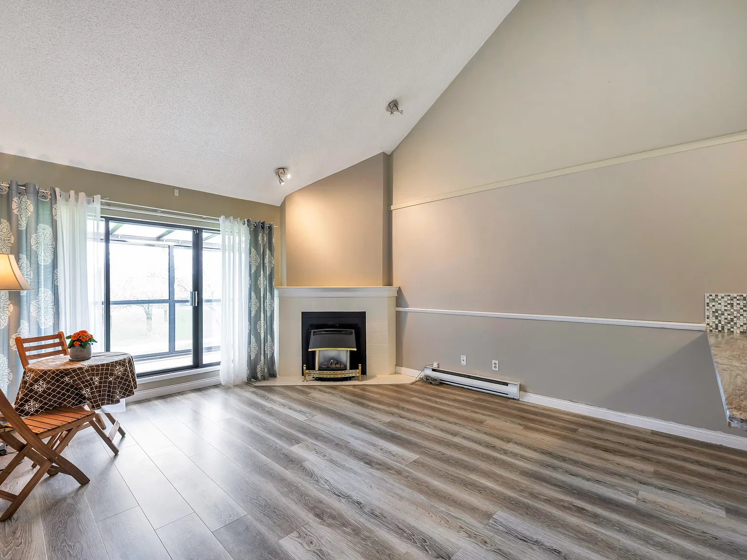2 bed, 1130 sqft, $2,000 — Photo 2