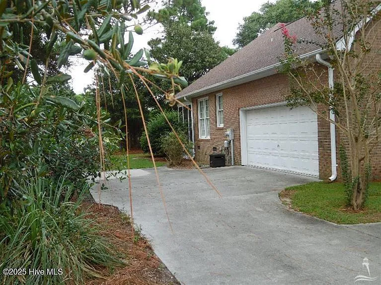 3 bed, 2.5 bath, 1570 sqft, $2,350 — Photo 2