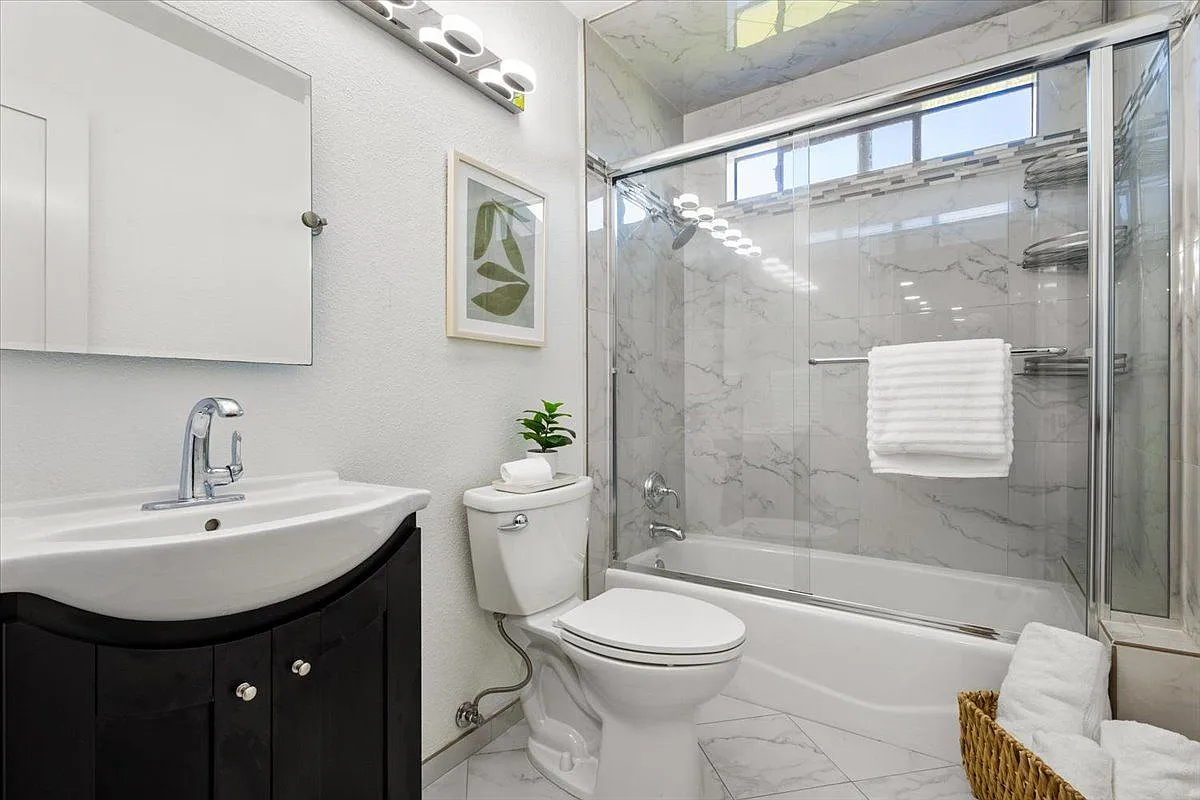 3 bed, 2.0 bath, 1213 sqft, $4,350 — Photo 2