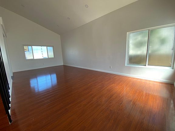 Vaulted ceiling - open concept living/dining room
