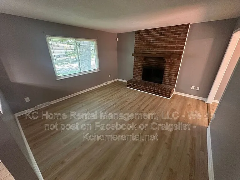 424 NE Lakeview Dr — Photo 4