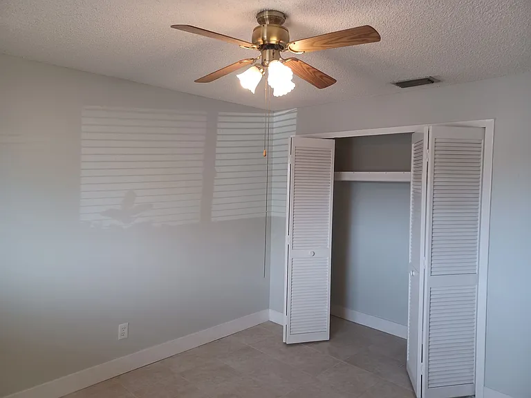 Community Pool / All Tiled Unit with a screened in lanai / Water Included & 1 mnth FREE — Photo 8