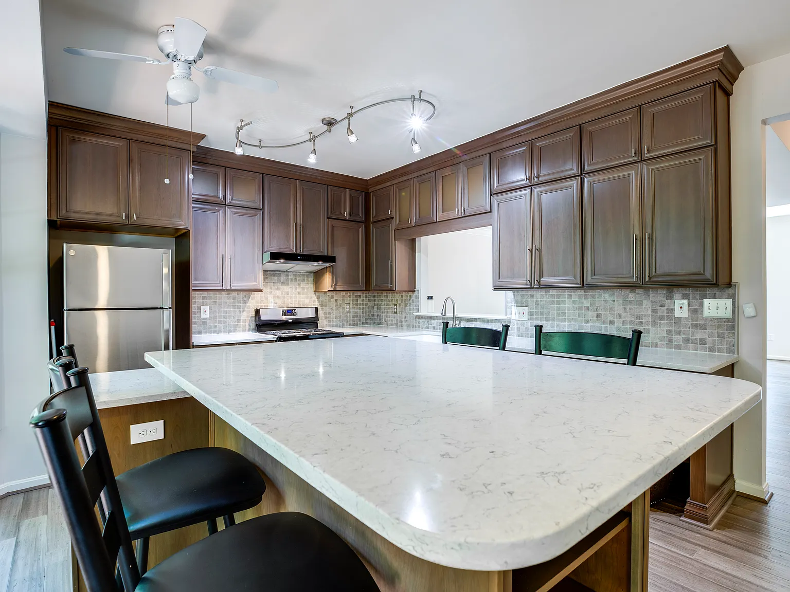 3 bed, 2062 sqft, $4,100 — Photo 3